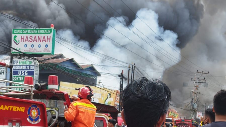 Jago Merah Mengamuk di Kelurahan Tenun, Hanguskan Sepuluh Bangunan Rumah