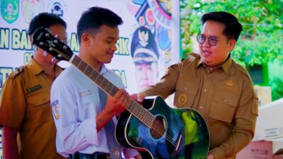 Pemkab Kukar Dukung Kreativitas Anak Muda, Pelajar di Samboja Terima Set Alat Musik