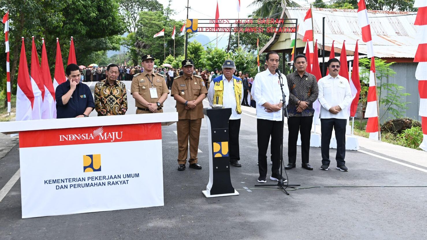 Jokowi Resmikan Puluhan Ruas Jalan, Harap Konektivitas Antardaerah Makin Baik