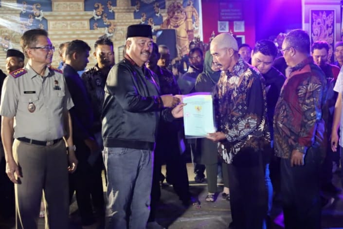Pemkab Kukar Bagikan Sertifikat Program PTSL di Kelurahan Maluhu