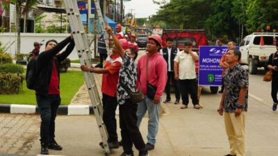 Diskominfo Kukar dan APJII Lakukan Penertiban Kabel Fiber Optik di Jalan