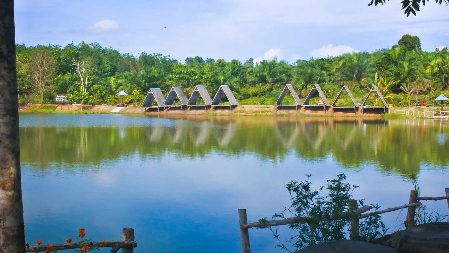 Dulunya Kawasan Eks Tambang, Danau Kumbara Kini Jadi Daya Tarik Wisatawan Lokal