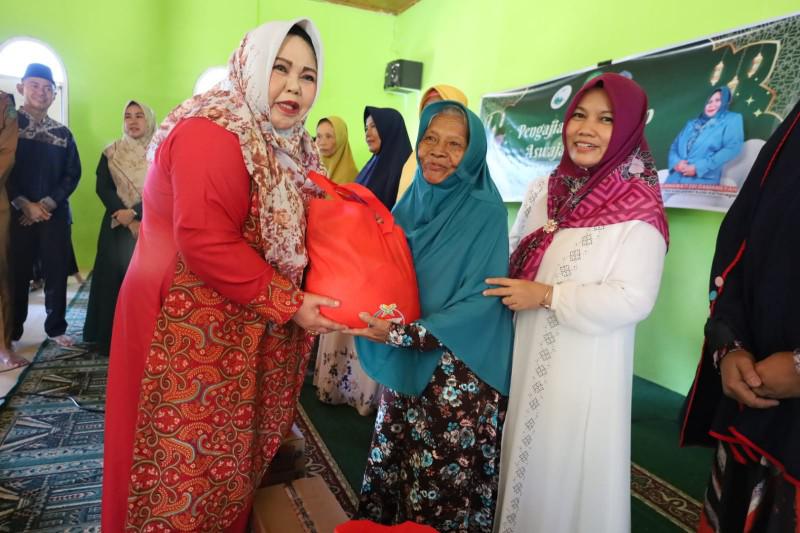 Aswaja Kukar Serahkan Bantuan Pangan untuk Keluarga Prasejahtera di Kota Bangun Darat