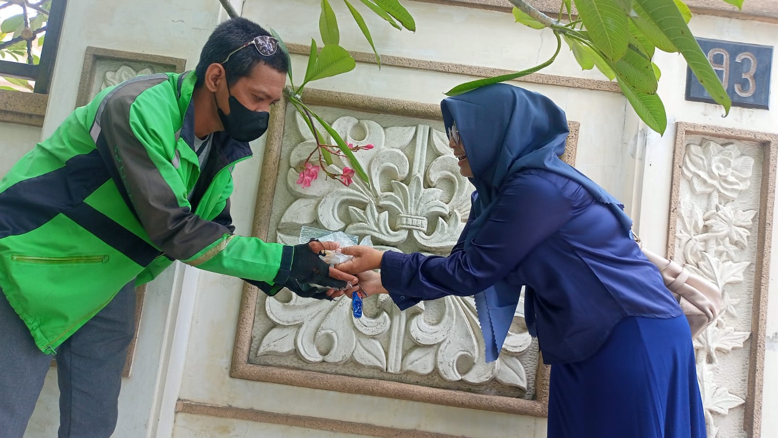 Dyah Lestari harapkan sembako yang diberikan bisa bermanfaat untuk banyak orang. (Komparasinews)