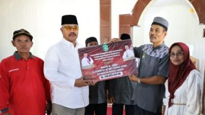 Warga Cipari Makmur Dapat Bantuan Sembako dan Rehabilitasi Masjid dari Bupati Kukar