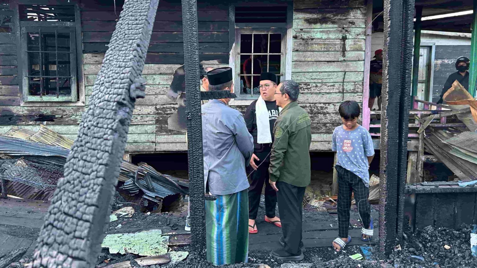 Wabup Kukar Salurkan Bantuan dan Dukungan Moral untuk Korban Kebakaran di Tenggarong 