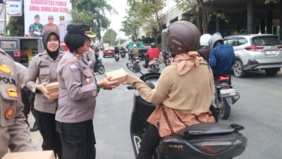 Polresta Samarinda Bagi-Bagi Takjil kepada Pengendara yang Melintas
