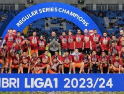 Borneo FC Samarinda Angkat Trofi Pemenang Reguler Series Liga 1 2023/2024