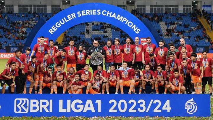 Borneo FC Samarinda Angkat Trofi Pemenang Reguler Series Liga 1 2023/2024