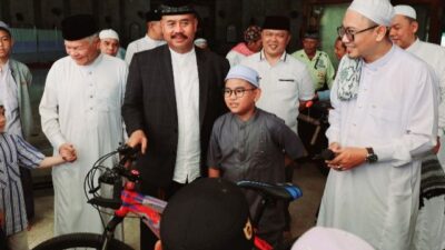 Bupati Kukar Bagikan Hadiah Sepeda kepada Jemaah Masjid Agung SAMS Tenggarong