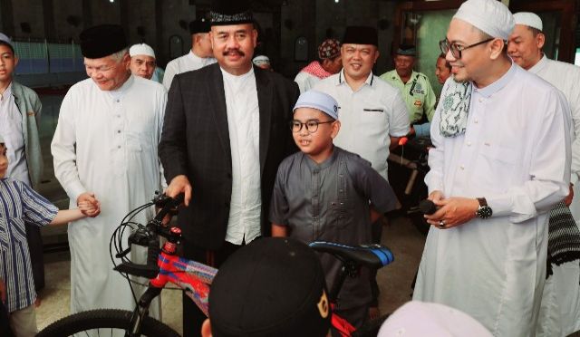 Bupati Kukar Bagikan Hadiah Sepeda kepada Jemaah Masjid Agung SAMS Tenggarong