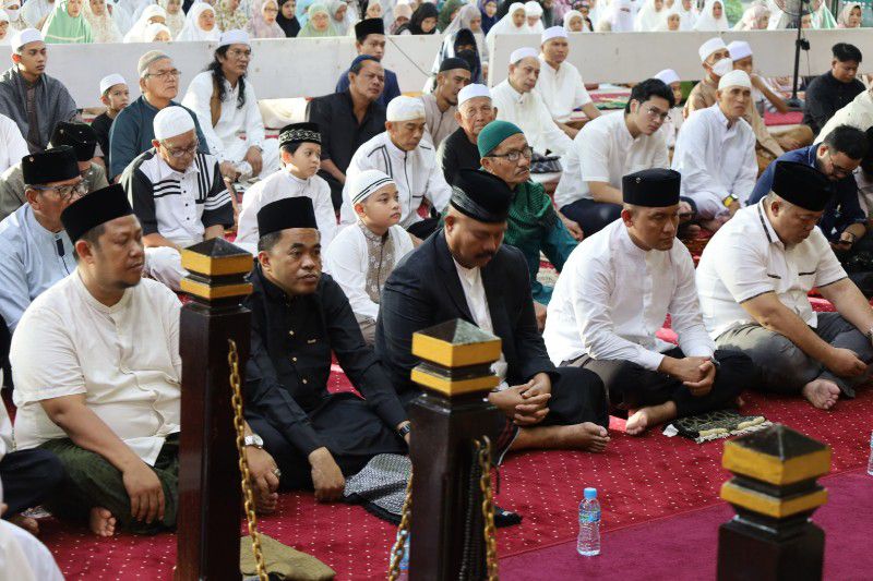 Bupati Kukar Edi Damansyah Laksanakan Salat Idulfitri di Masjid Agung Sultan Sulaiman