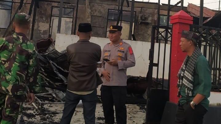 Kecamatan Tenggarong Beri Bantuan Kebutuhan Kantor Kelurahan Maluhu