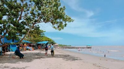 Pantai Biru Kersik di Marang Kayu Jadi Favorit Wisatawan Saat Libur Lebaran