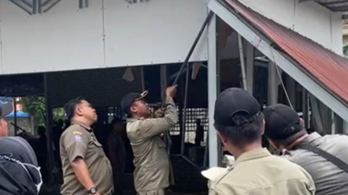Klaim Sesuai SOP, Satpol PP Samarinda Bongkar Tiga Bangunan Tak Berizin