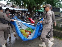 Satpol PP Kukar Tertibkan Pedagang Tenggarong yang Berjualan di Badan Jalan Umum