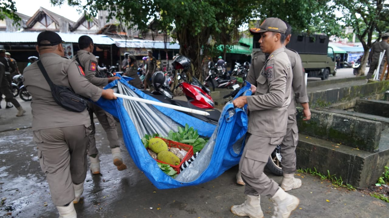 Satpol PP Kukar Tertibkan Pedagang Tenggarong yang Berjualan di Badan Jalan Umum