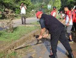 Bupati Kukar Ikut Gotong Royong Bersihkan Jalur 2 Tenggarong Seberang