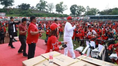 Masyarakat Kukar Antusias Ikuti Senam Bersama Bupati Edi Damansyah