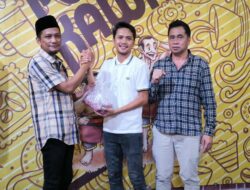 PWI Kaltim Berbagi: Daging Kurban Pertama untuk Wartawan Sepuh dan Janda Istri Mendiang Wartawan