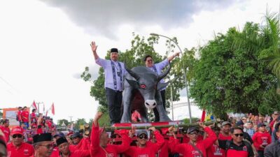 Diarak Replika Banteng, Pasangan Edi-Rendi Kembali Maju Pilkada Kukar