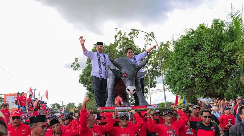 Diarak Replika Banteng, Pasangan Edi-Rendi Kembali Maju Pilkada Kukar