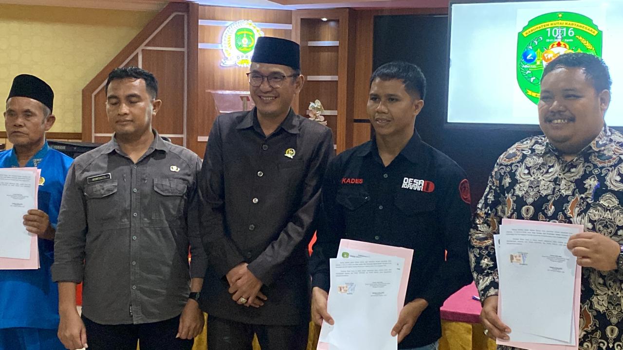 Tingkatkan Pelayanan di Desa, Wakil Ketua DPRD Kukar Serahkan Bantuan Papan Interaktif