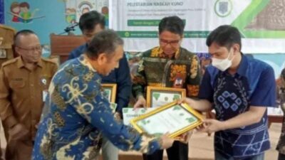 Apresiasi atas Kontribusi, DPK Kaltim Serahkan Penghargaan kepada Enam Penerbit Lokal