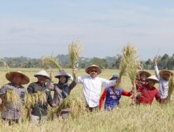 Farida Dampingi Kunjungan Lapangan Bupati Kukar di Kecamatan Loa Janan