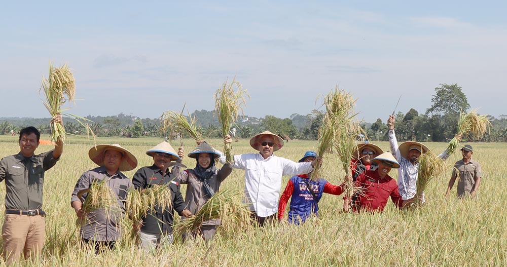 Farida Dampingi Kunjungan Lapangan Bupati Kukar di Kecamatan Loa Janan