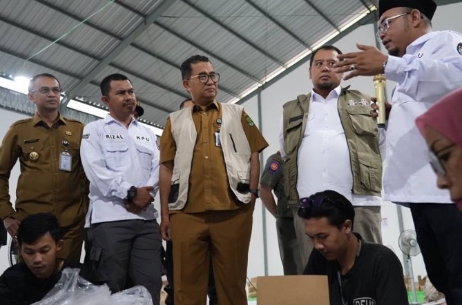 Tinjau Gudang KPU, Pj Gubernur Kaltim Sebut Persiapan Logistik Pilkada Berjalan Baik