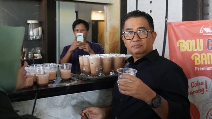 Pj Gubernur Kaltim Akmal Malik saat menjajal produk buatan UMKM di Berau. (Foto: Ahmad Riyandi/Humas Pemprov Kaltim)