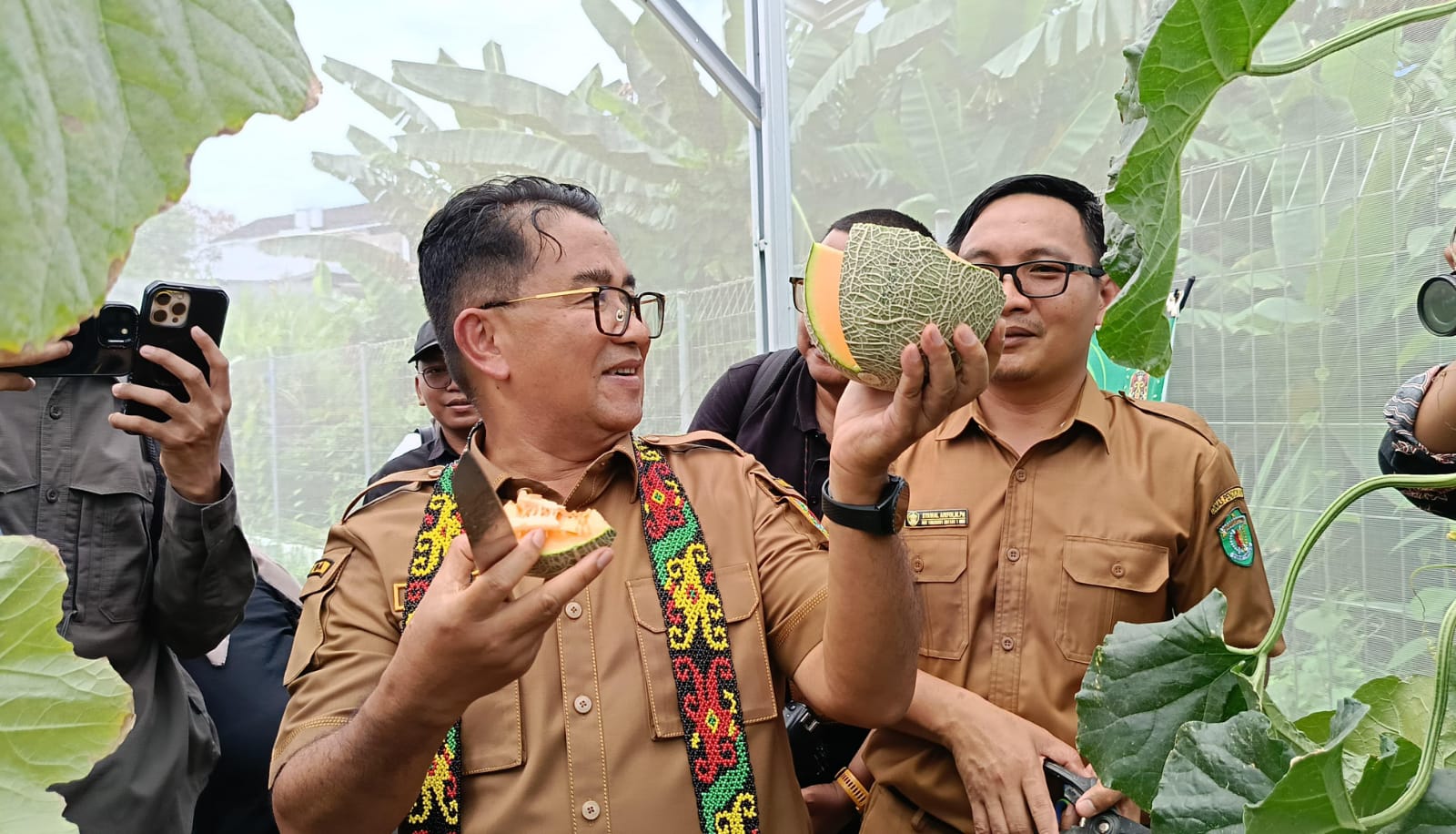 Panen Melon Hidroponik di Sekolah, Pj Gubernur Kaltim Dorong Semua Siswa Tanam Pohon