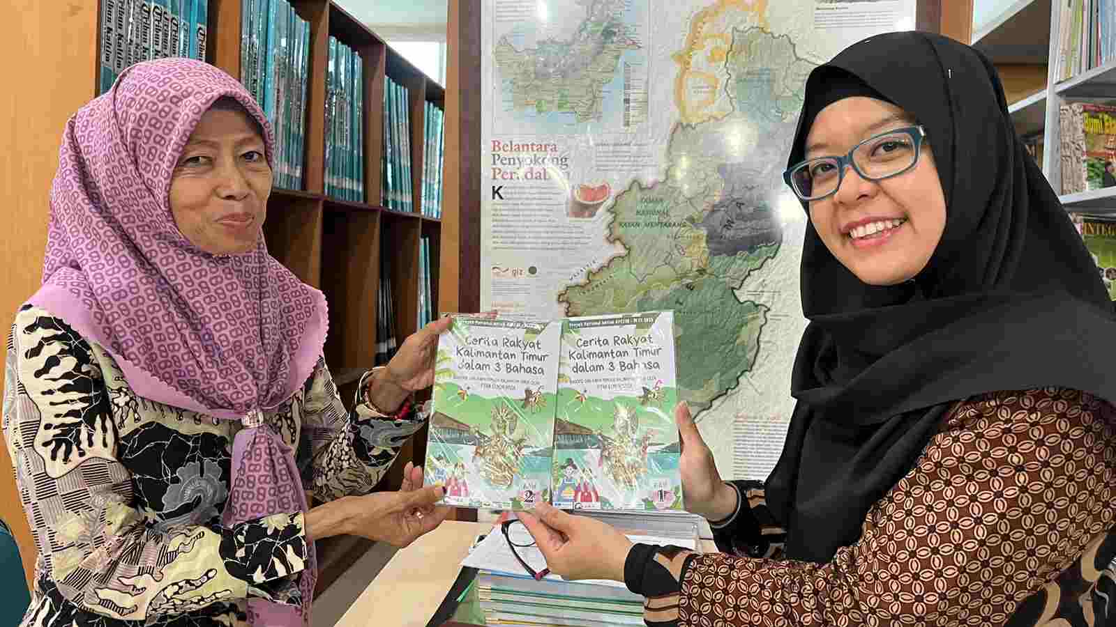 Guru Yayasan Fastabiqul Khairat Serahkan Buku Cerita Rakyat Tiga Bahasa ke DPK Kaltim