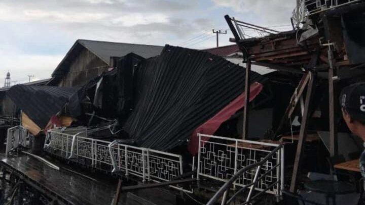 Terlepas di Sungai Mahakam, Kapal Ponton Hantam Restoran dan Kafe
