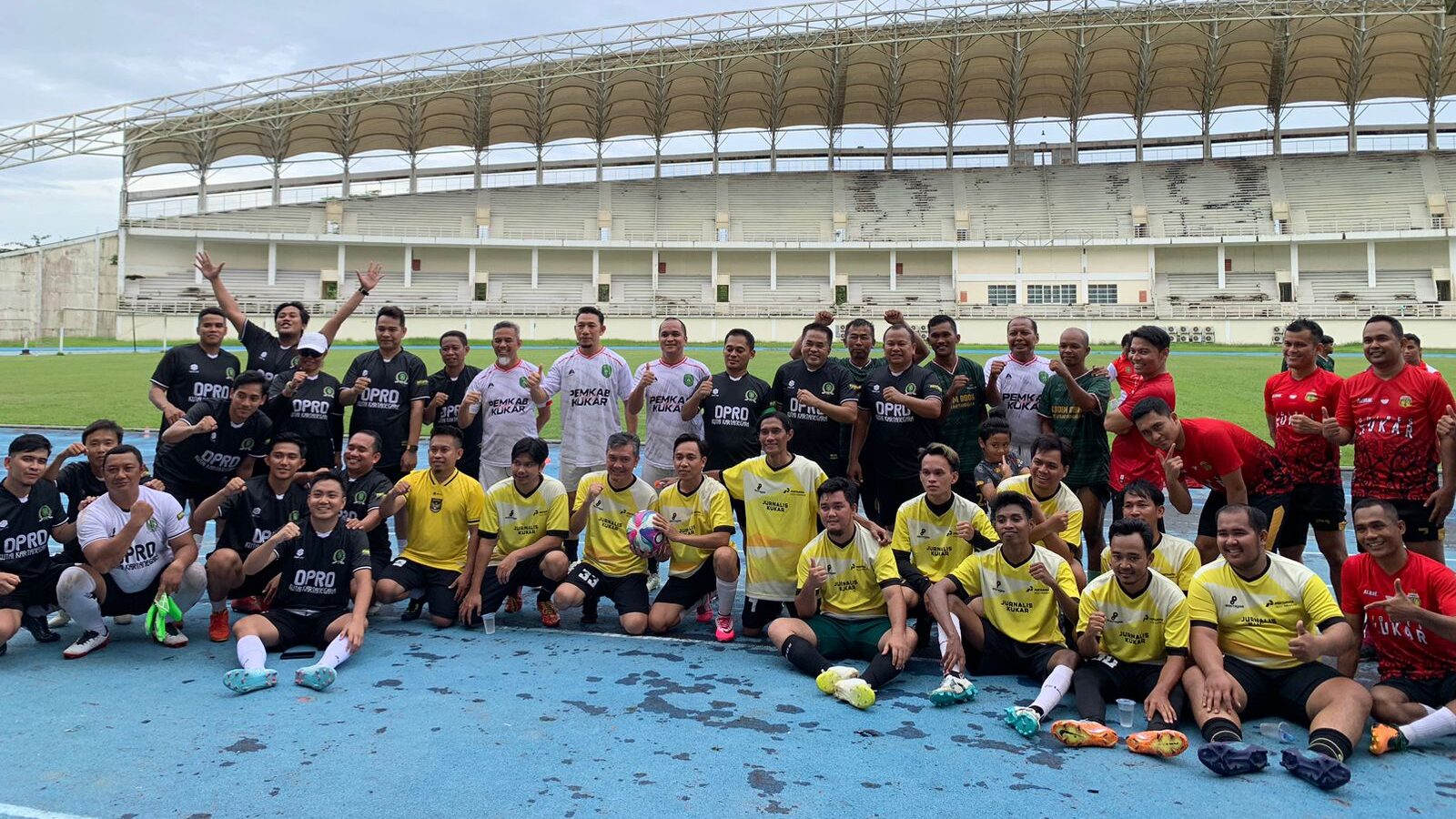 Rayakan HPN, PWI Kukar Adu Sepak Bola dengan Pejabat Daerah di Laga Persahabatan