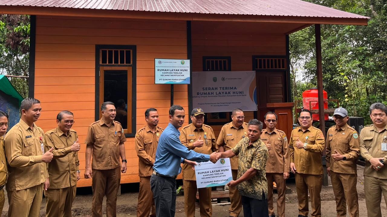 Bantu Penanganan Kemiskinan Ekstrem, GBU Serahkan Rumah Layak Huni di Kubar