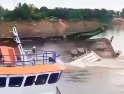 Kapal LCT Tak Seimbang, Dua Truk Pasir Jatuh Tenggelam ke Sungai Desa Gunung Sari