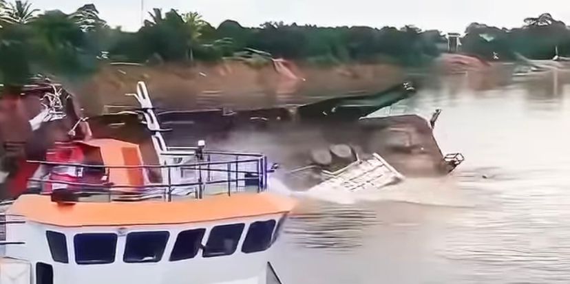 Kapal LCT Tak Seimbang, Dua Truk Bermuatan Pasir Jatuh ke Sungai Desa Gunung Sari