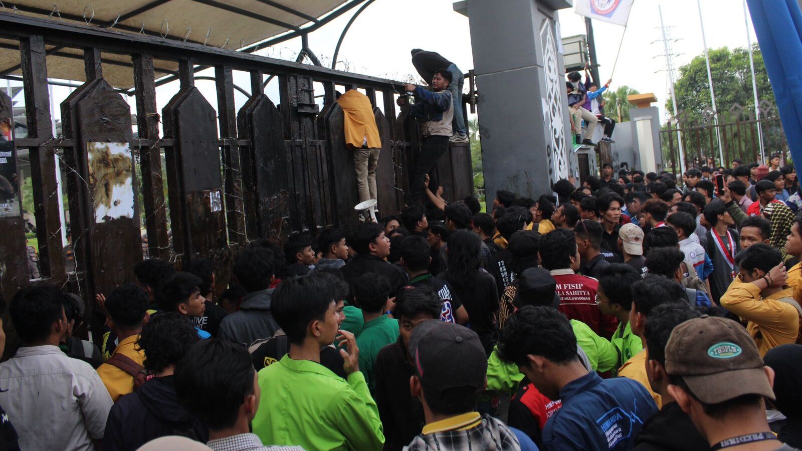 Ribuan Mahasiswa Geruduk DPRD Kaltim, Tolak Kebijakan Pemerintah dan Suarakan Darurat Pendidikan