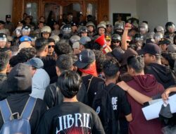Protes Kebijakan Pemerintah, Ratusan Massa Geruduk Kantor DPRD Balikpapan