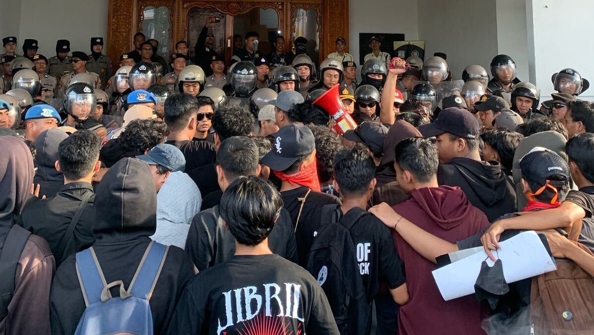 Ratusan Massa Geruduk Kantor DPRD Balikpapan, Ini Tuntutan Mereka