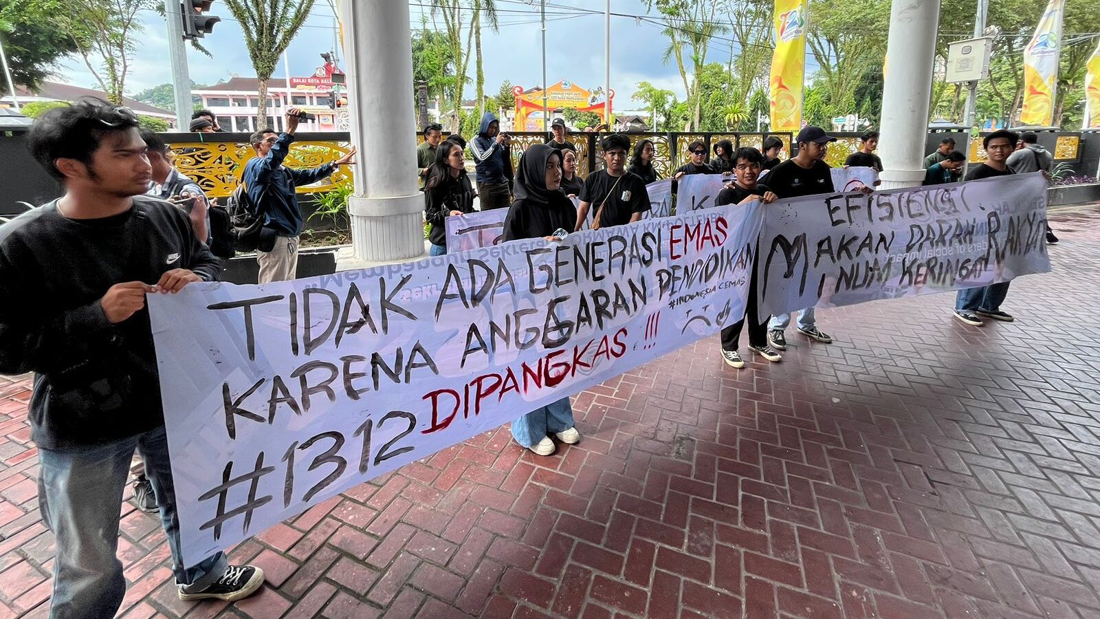 Puluhan Massa Gelar Demonstrasi di Balikpapan Tuntut Kebijakan Berpihak pada Rakyat