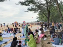 Ribuan Pengunjung Wisata di Pantai Lamaru, Keamanan Diperketat