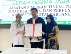 Serah Terima Jabatan Kepala Diarpus Kukar, Aji Lina Rodiah Purnatugas Usai 40 Tahun Pengabdian