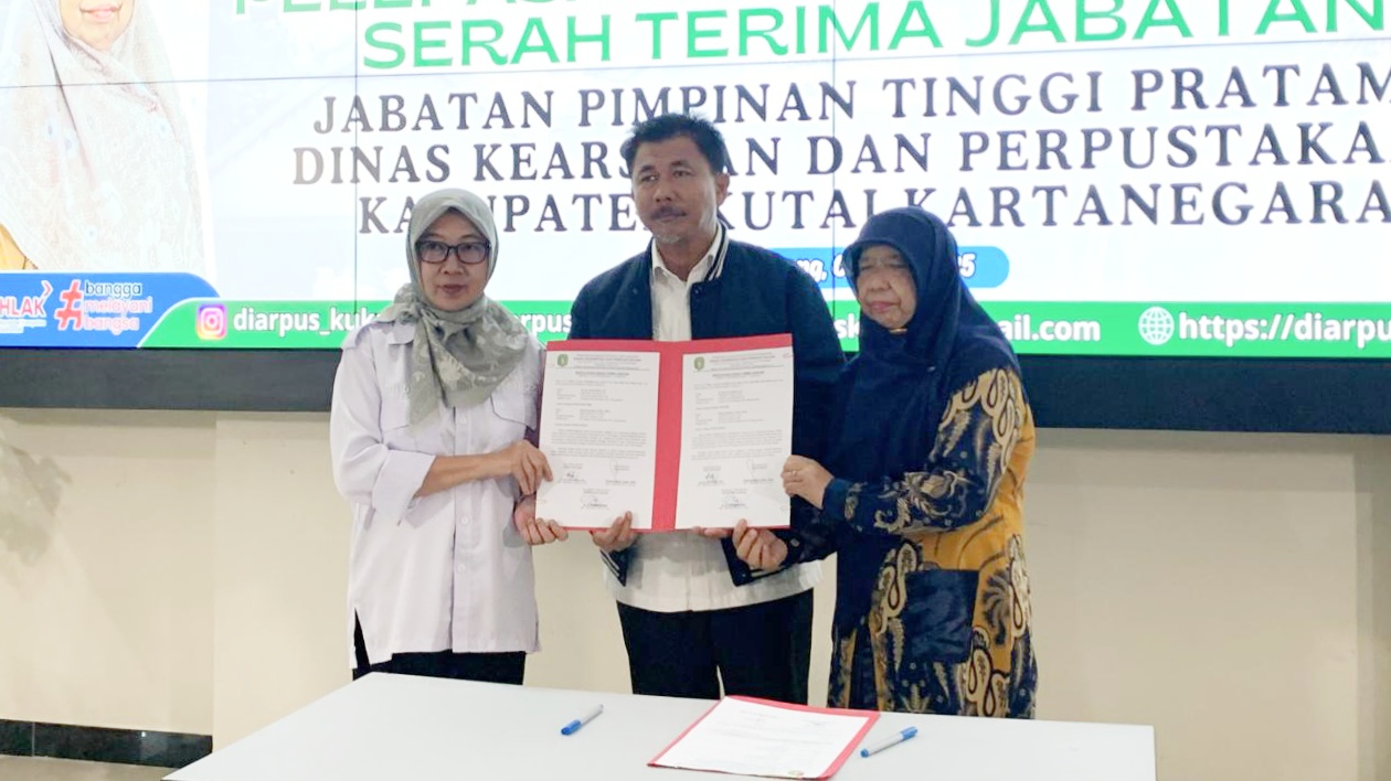 Serah Terima Jabatan Kepala Diarpus Kukar, Aji Lina Rodiah Purnatugas Usai 40 Tahun Pengabdian