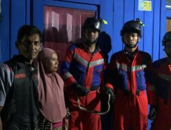 Disdamkarmatan Kukar Gerak Cepat Amankan Ular di Halaman Rumah Warga