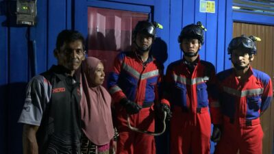 Disdamkarmatan Kukar Gerak Cepat Amankan Ular di Halaman Rumah Warga