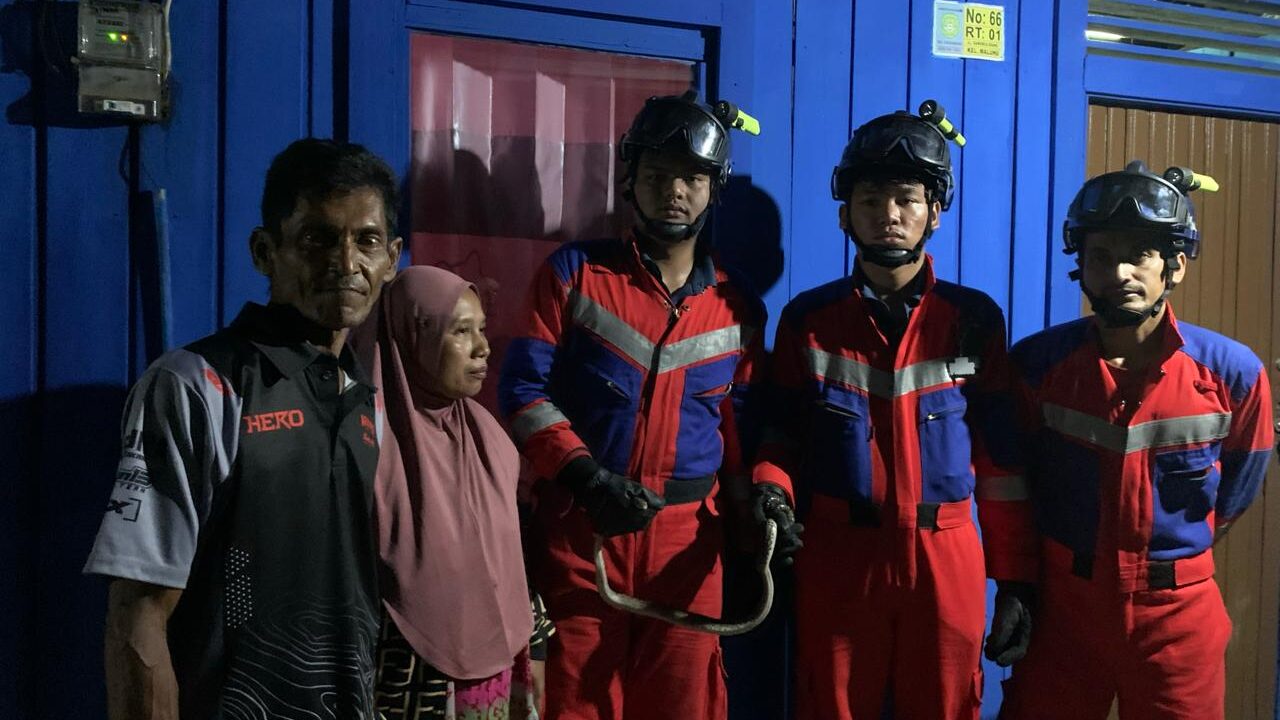 Disdamkarmatan Kukar Gerak Cepat Amankan Ular di Halaman Rumah Warga