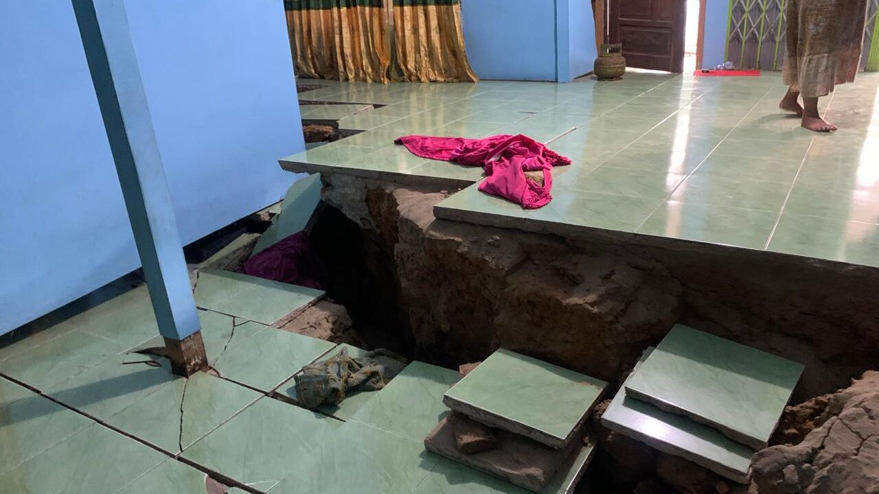 Rumah Warga di Desa Batuah Longsor, Diduga Akibat Hauling Batu Bara dan Sumur Bor